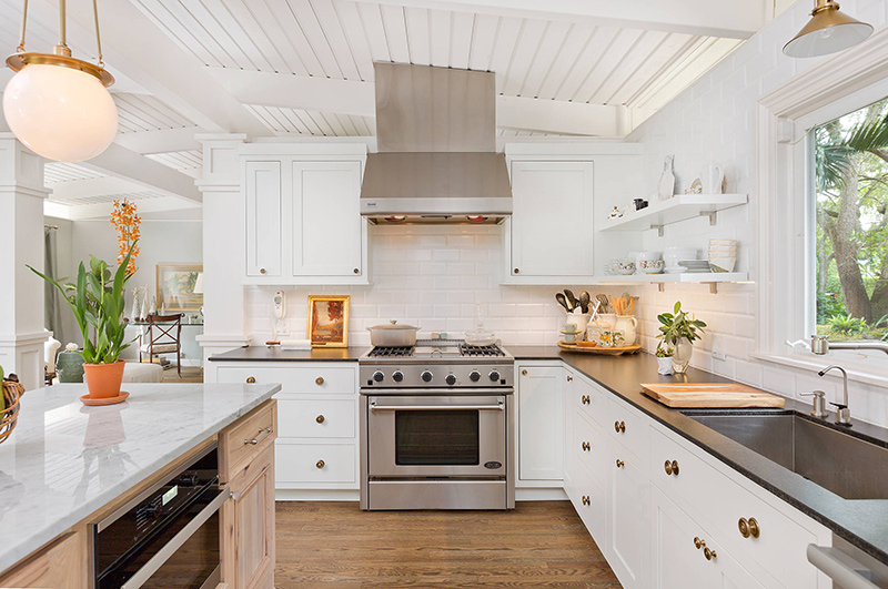 How To Choose Custom Kitchen Cabinets: Comprehensive Guide
